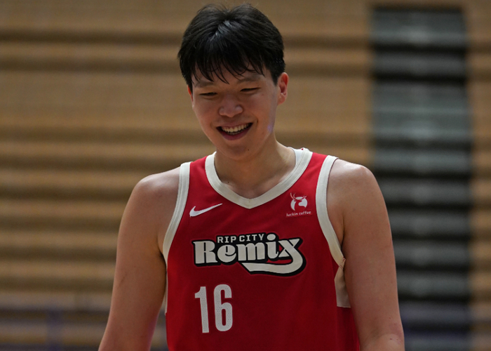 22分逆转定乾坤：杨瀚森背靠背两双统治攻防，撕